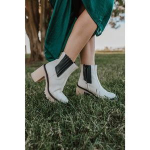 Free People James Chelsea Boots Bone White Size 8.5/39 NWT